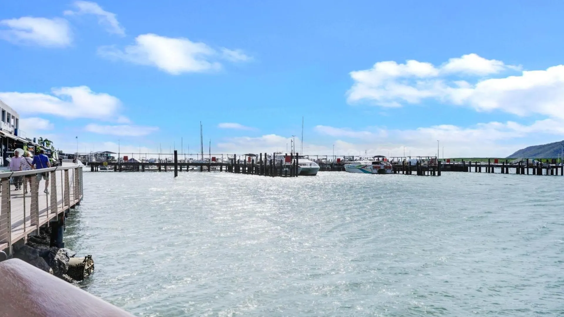 602 Harbour Lights With Ocean Views Hotel Cairns
